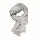 Chèche gris clair en coton enroulé avec finition frangée Chèche gris clair en coton enroulé avec finition frangée