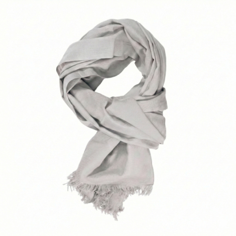 Chèche gris clair en coton enroulé avec finition frangée