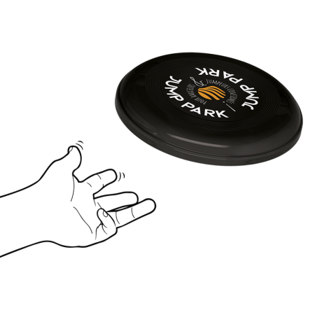 Frisbee recyclé noir lancé par une main avec marquage visible