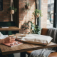 Sac shopping coton écru posé sur une table dans un café