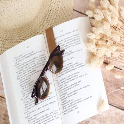 Marque-page en situation dans un livre avec lunettes