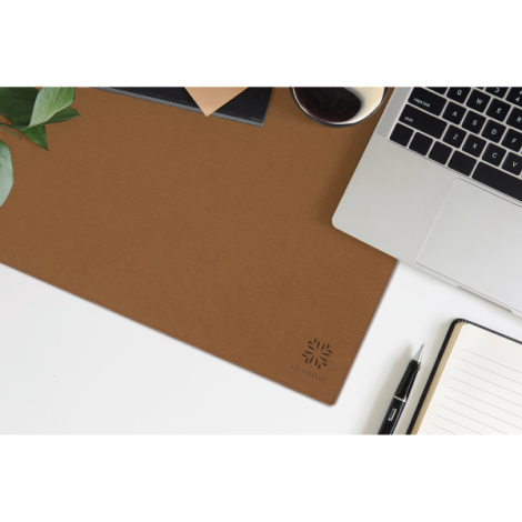 Sous-main en situation sur bureau avec ordinateur et accessoires