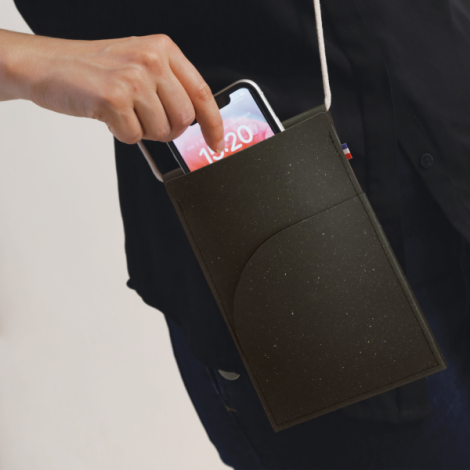 Pochette camel avec objets insérés dans les compartiments, cordon visible, aucune personnalisation apparente