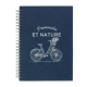 Carnet A5 bleu marine avec illustration vélo et texte blanc centré