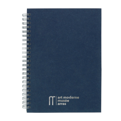 Carnet A5 bleu marine avec marquage clair en bas à droite