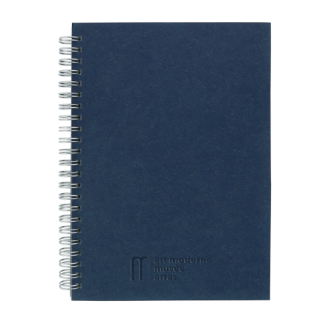 Carnet A5 bleu marine avec marquage ton sur ton en bas à droite