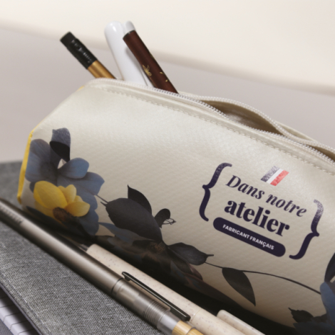 Trousse cylindrique ouverte avec stylos en situation sur bureau