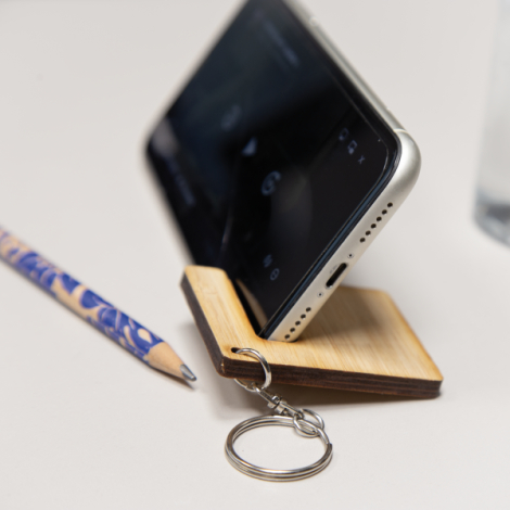 Porte-clés bambou utilisé comme support smartphone sur bureau