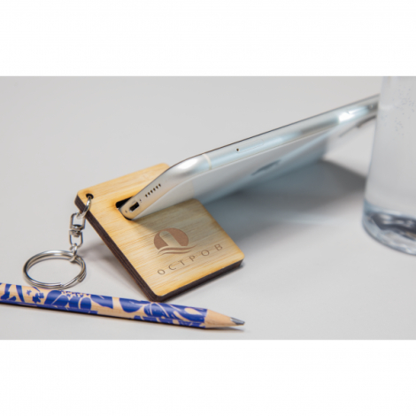 Porte-clés bambou avec téléphone posé en support horizontal