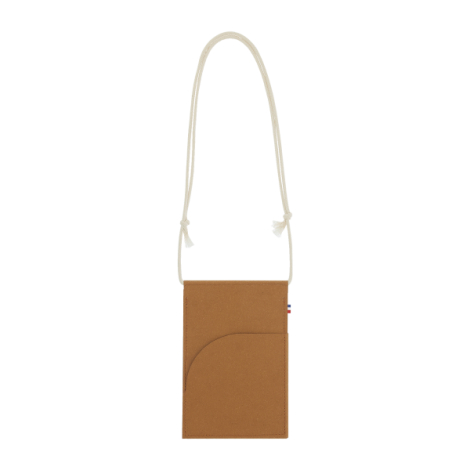 Pochette camel vue à plat avec cordon formant une boucle, poche arrondie visible et coutures apparentes, aucune personnalisation