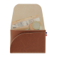 Porte-monnaie marron foncé ouvert avec billets pièces et carte visibles Porte-monnaie marron foncé ouvert avec billets pièces et carte visibles