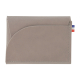 Porte-monnaie gris clair vue face avec poche arrondie et coutures visibles, sans contenu Porte-monnaie gris clair vue face avec poche arrondie et coutures visibles, sans contenu