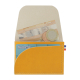 Porte-monnaie jaune moutarde ouvert avec billets pièces et carte visibles Porte-monnaie jaune moutarde ouvert avec billets pièces et carte visibles