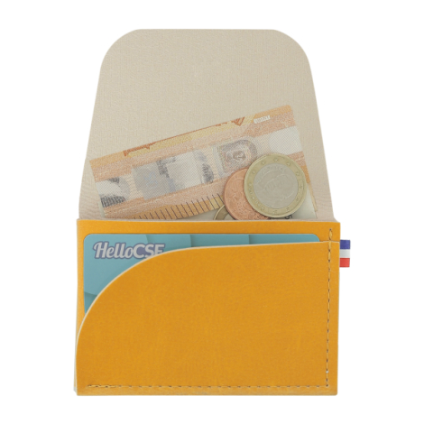 Porte-monnaie jaune moutarde ouvert avec billets pièces et carte visibles