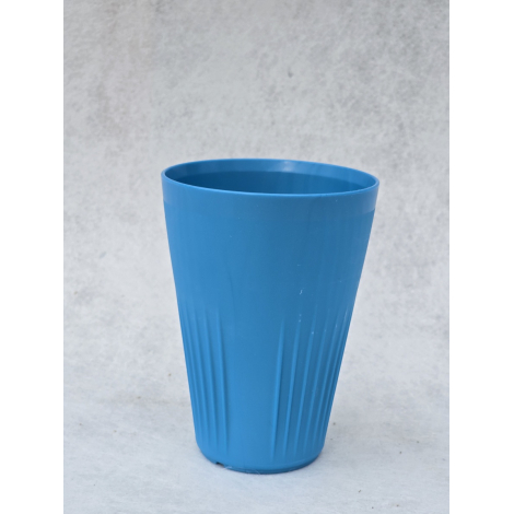 Gobelet bleu isolé sur fond neutre, présenté sans marquage visible.