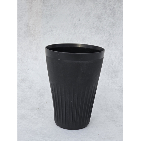 Gobelet noir isolé sur fond neutre, présenté sans personnalisation visible.