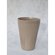 Gobelet taupe isolé sur fond neutre, présenté sans marquage visible