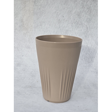Gobelet taupe isolé sur fond neutre, présenté sans marquage visible
