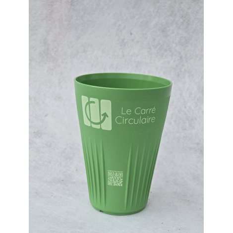 Gobelet vert isolé sur fond neutre, présenté avec personnalisation visible sur la face avant et marquage visible supplémentaire 