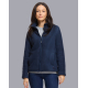 Veste polaire femme zippée vue de face portée col montant partiellement ouvert manches longues poches visibles aucune personnali