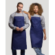 Tablier coton bio long porté face par un homme et une femme coupe unisexe bretelle cou poche centrale sans marquage visible