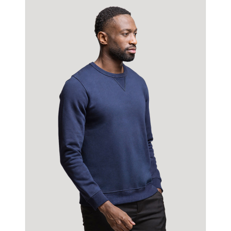 Sweat unisexe vue face homme coloris bleu marine mains derrière dos surface uniforme sans marquage visible
