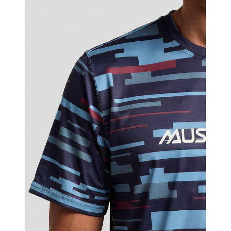 T-shirt running homme zoom épaule motif graphique partie logo visible marquage visible sur la poitrine