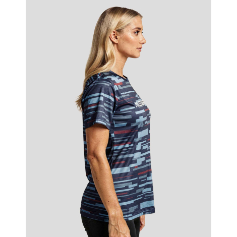 T-shirt running femme vue profil motif graphique logo partiel marquage visible sur la poitrine