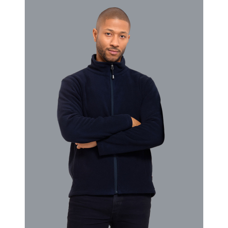 Veste polaire homme zippée vue de face portée bras croisés teinte différente col montant surface uniforme sans marquage visible