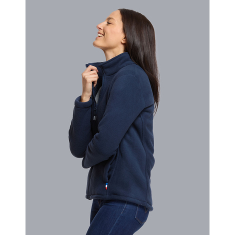 Veste polaire femme vue de profil portée col montant relevé fermeture zippée partiellement ouverte texture visible sans marquage