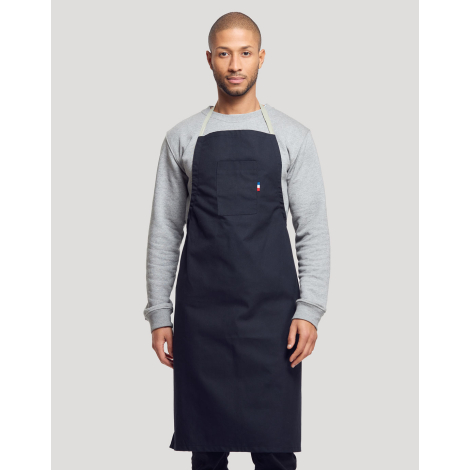 Tablier coton bio long porté face par un homme bretelle cou grande poche centrale marquage visible sur la poche
