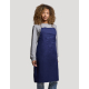 Tablier coton bio long porté face biais par une femme poche centrale bretelle cou aucune personnalisation apparente