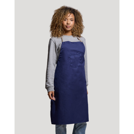 Tablier coton bio long porté face biais par une femme poche centrale bretelle cou aucune personnalisation apparente