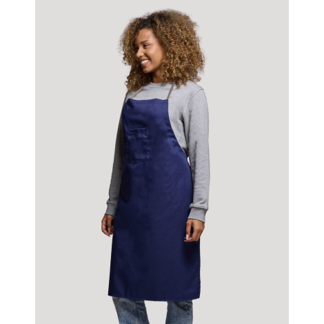 Tablier coton bio long porté profil par une femme attache cou poche centrale visible sans marquage visible