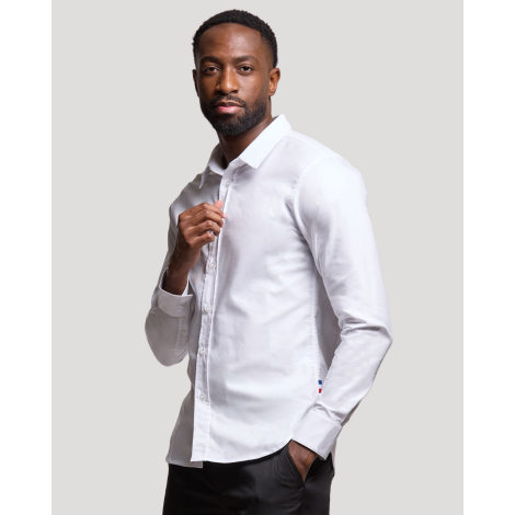 Chemise homme manches longues vue face trois quarts col classique boutons visibles autre couleur sans marquage visible