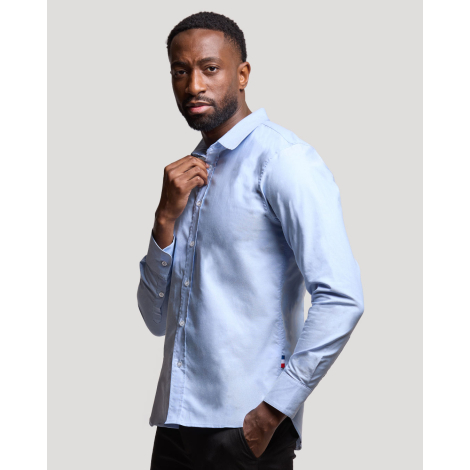 Chemise homme manches longues vue face trois quarts col classique fermeture boutonnée tissu clair sans marquage visible