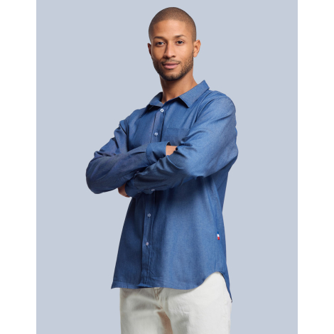 Chemise homme manches longues vue face bras croisés col classique boutons apparents teinte foncée aucune personnalisation appare