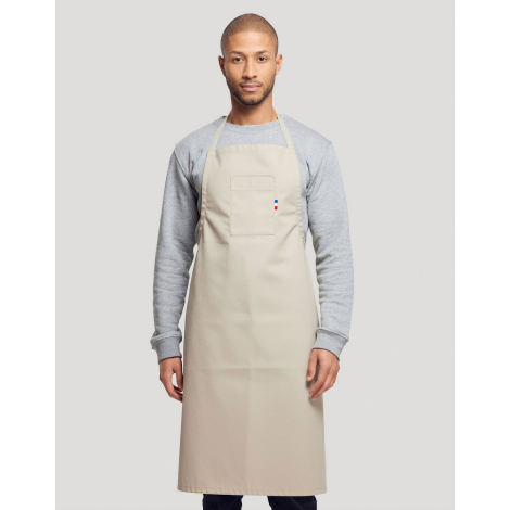 Tablier coton bio long porté face par un homme bretelle cou grande poche centrale marquage visible sur la poche