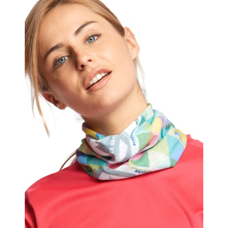 Bandana multi usage porté autour du cou motif multicolore all over surface textile visible partiellement marquage visible sur l’