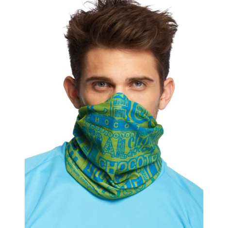 Bandana multi usage porté sur le visage cache cou motif all over texte répété marquage visible sur la zone centrale