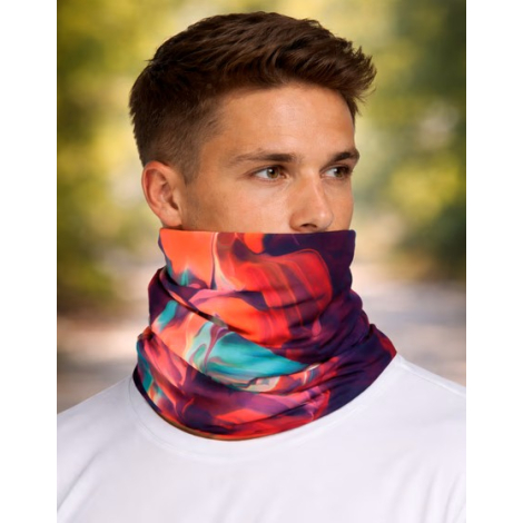 Bandana multi usage porté autour du cou motif abstrait coloré surface textile plissée marquage visible sur l’ensemble du textile