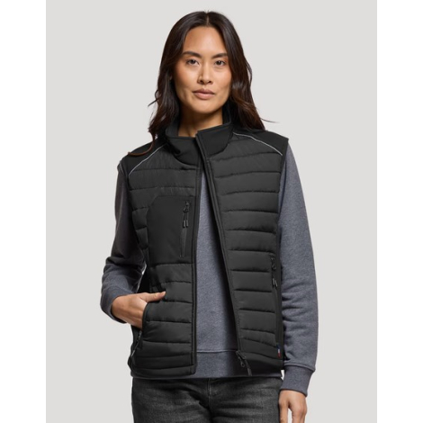 Bodywarmer femme vue face coloris noir sans manches main dans poche surface uniforme sans marquage visible