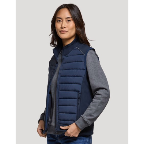 Bodywarmer femme vue trois quarts coloris bleu marine sans manches mains dans poches surface uniforme sans marquage visible