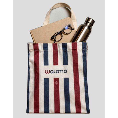 Tote bag canvas polyester en usage rempli rayures tricolores logo Walomo surface médiane visible marquage visible sur la zone ce