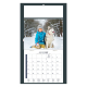 Calendrier illustré d’un enfant et d’un chien husky dans un paysage enneigé.