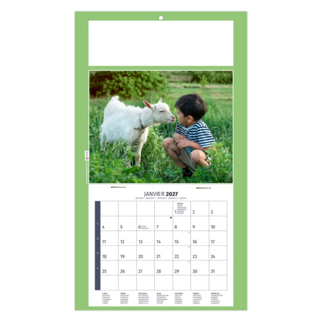 Calendrier illustré d’un jeune enfant au contact d’une chèvre dans une prairie verdoyante