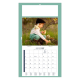 Calendrier illustré d’un enfant entouré de poussins dans un cadre naturel.
