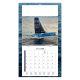 Calendrier personnalisé illustré d’un voilier bleu naviguant sur fond océanique avec bloc mensuel.