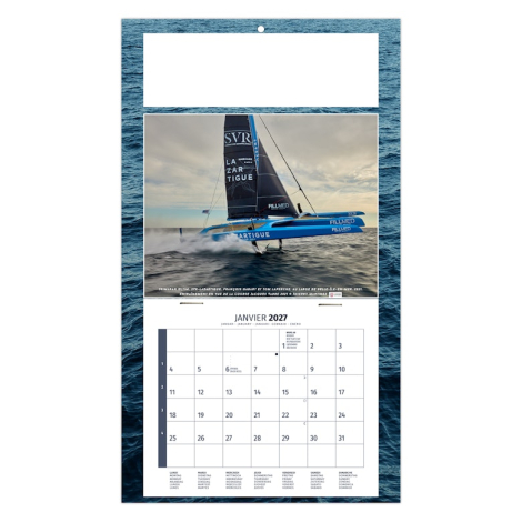 Calendrier personnalisé illustré d’un voilier bleu naviguant sur fond océanique avec bloc mensuel.