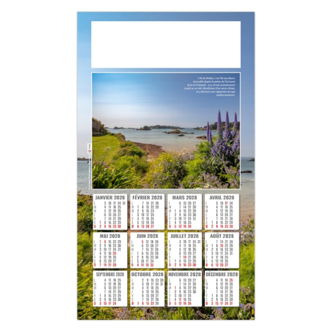 Calendrier personnalisé illustré d’un paysage côtier breton avec végétation fleurie au premier plan.